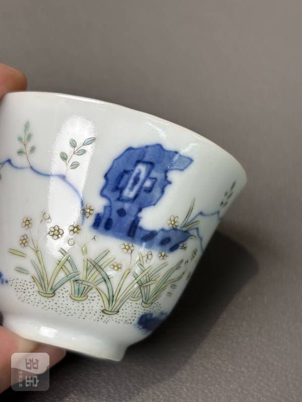 清道光 青花五彩洞石水仙图杯 - 图9